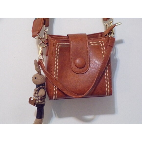 Vintage Bucket Brown Crossbody Purse w/3 Straps Gold Hardware & Bunny Key Chain - Picture 2 of 10
